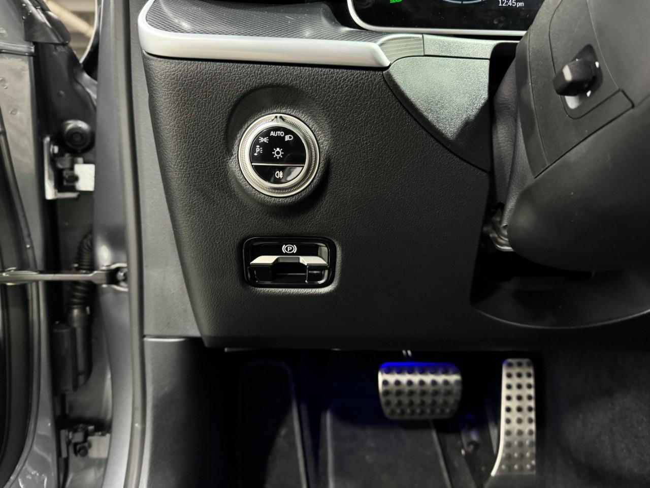 Mercedes-Benz C-Class Vehicle Full-screen Gallery Image 29