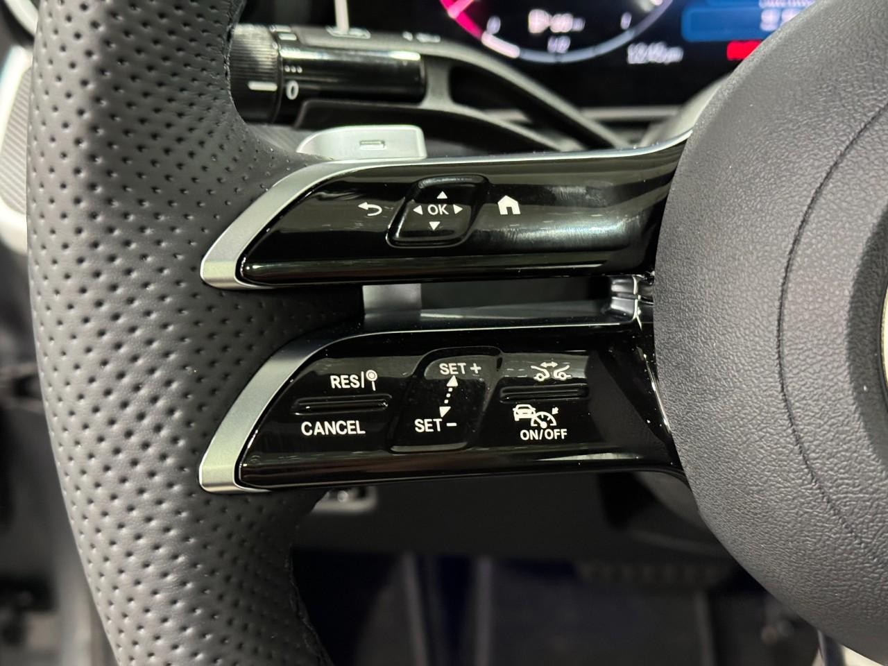 Mercedes-Benz C-Class Vehicle Full-screen Gallery Image 30