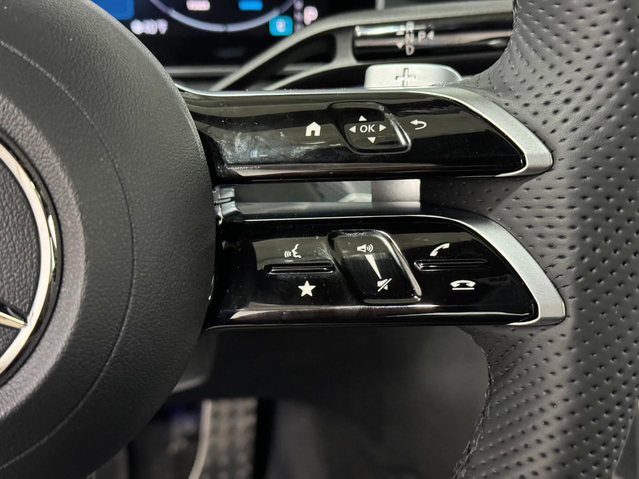 Mercedes-Benz C-Class Vehicle Full-screen Gallery Image 31