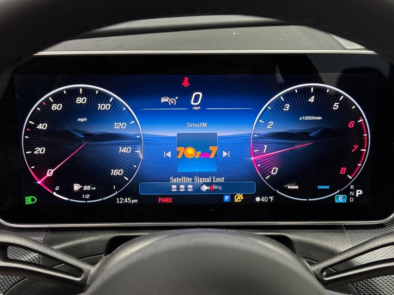 Mercedes-Benz C-Class Vehicle Full-screen Gallery Image 32