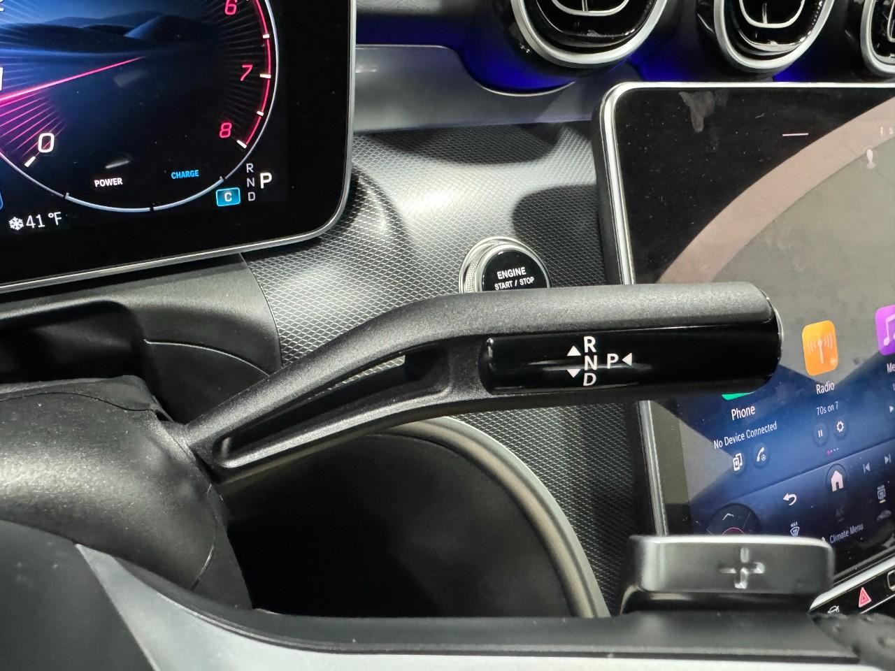 Mercedes-Benz C-Class Vehicle Full-screen Gallery Image 33