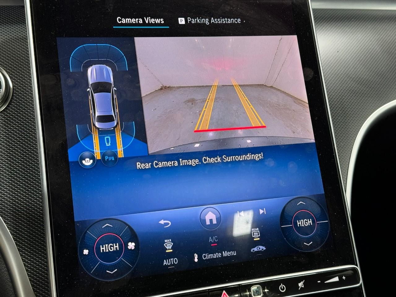 Mercedes-Benz C-Class Vehicle Full-screen Gallery Image 34