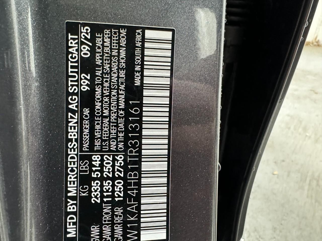 Mercedes-Benz C-Class Vehicle Full-screen Gallery Image 35