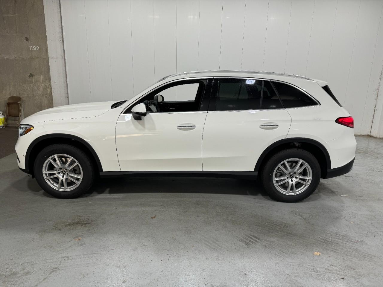 Mercedes-Benz GLC Vehicle Full-screen Gallery Image 2