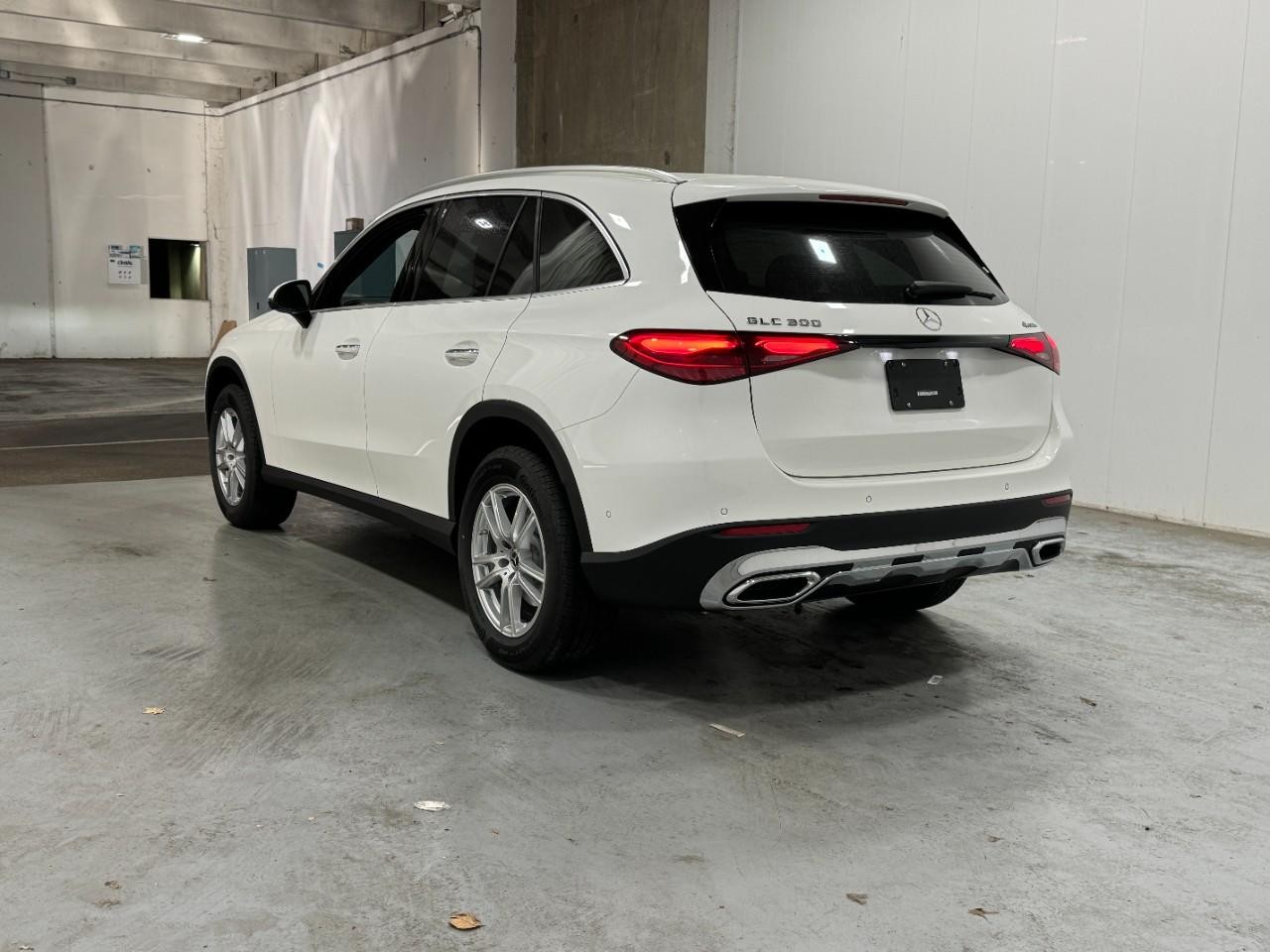 Mercedes-Benz GLC Vehicle Full-screen Gallery Image 3