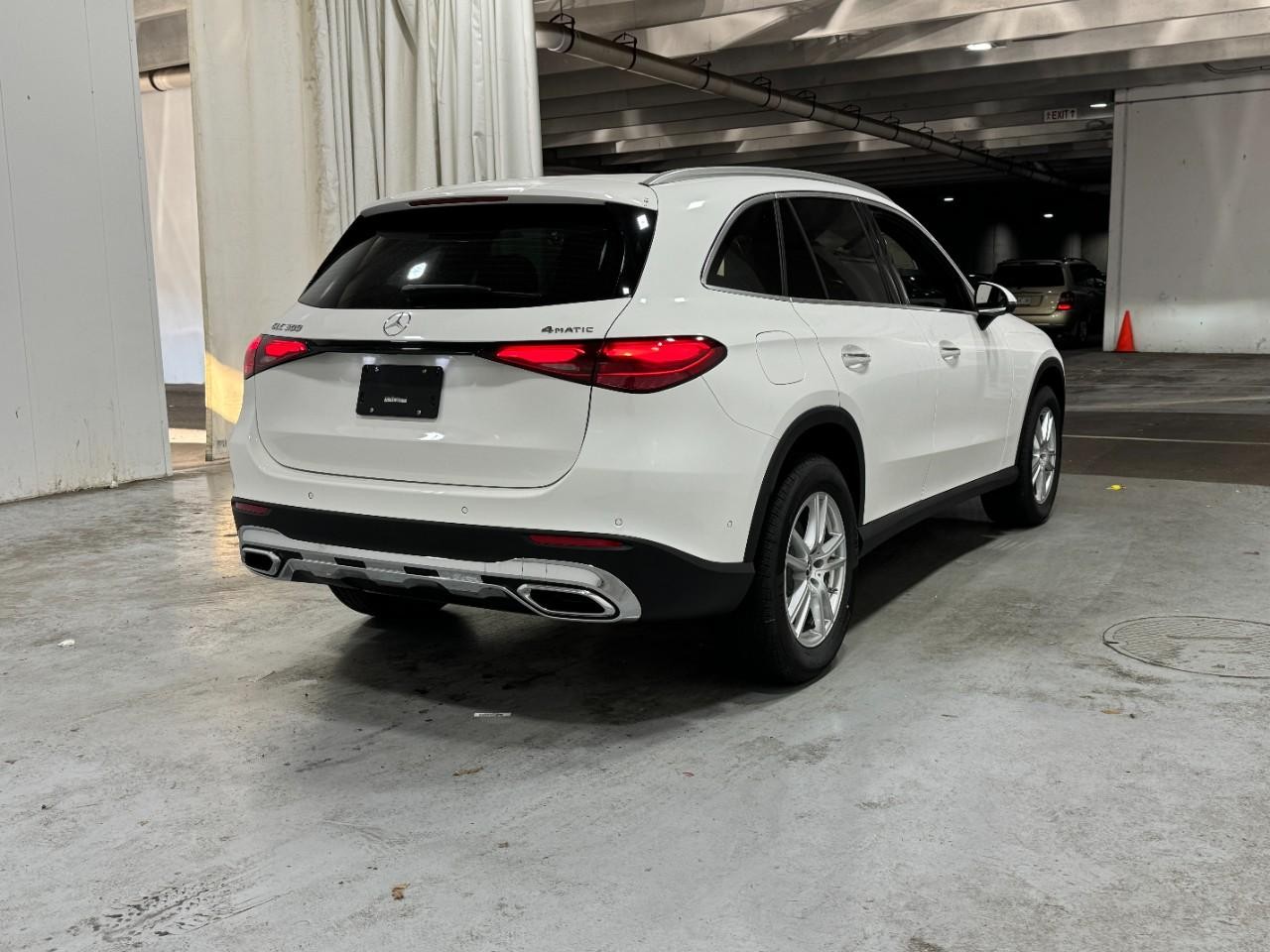 Mercedes-Benz GLC Vehicle Full-screen Gallery Image 4