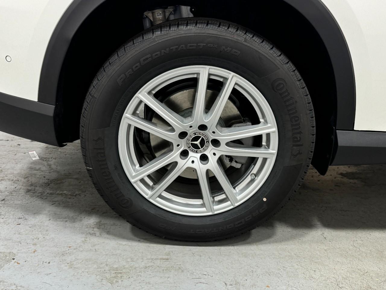 Mercedes-Benz GLC Vehicle Full-screen Gallery Image 5