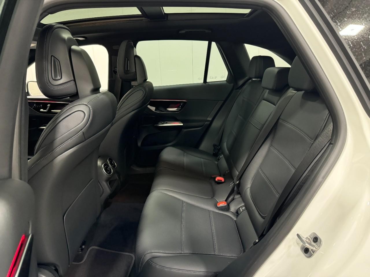 Mercedes-Benz GLC Vehicle Full-screen Gallery Image 8