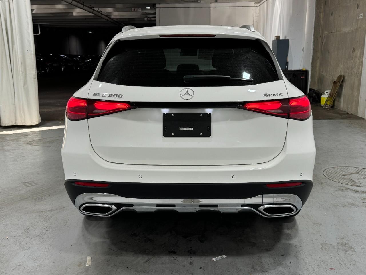 Mercedes-Benz GLC Vehicle Full-screen Gallery Image 9