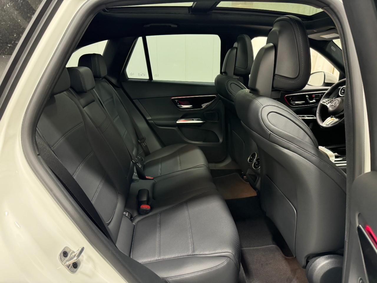 Mercedes-Benz GLC Vehicle Full-screen Gallery Image 10