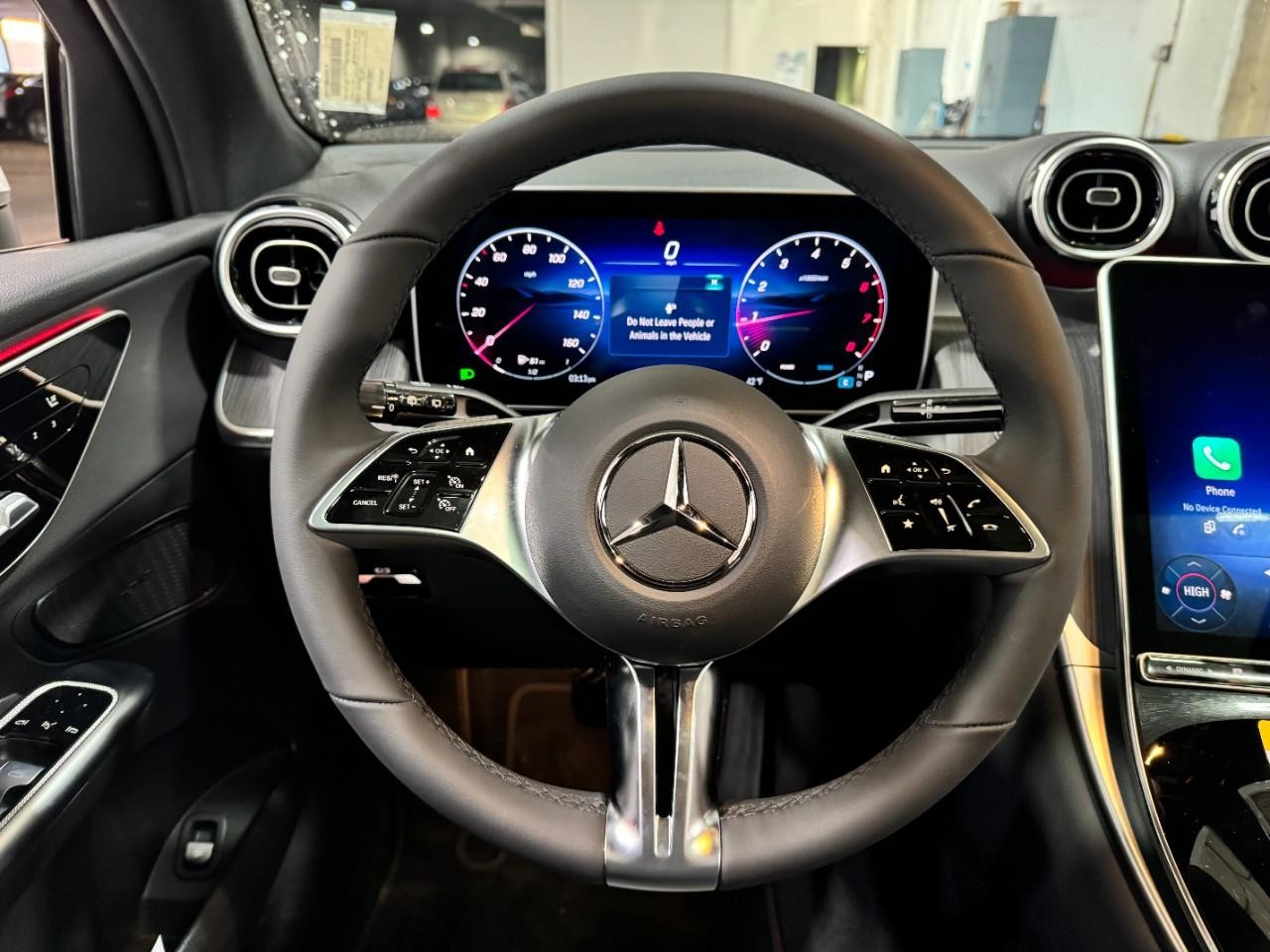 Mercedes-Benz GLC Vehicle Full-screen Gallery Image 13