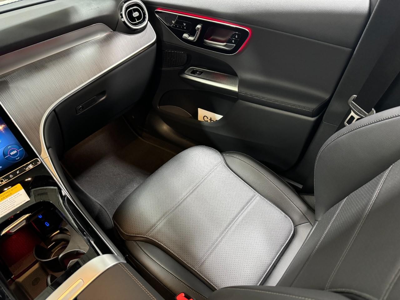 Mercedes-Benz GLC Vehicle Full-screen Gallery Image 15