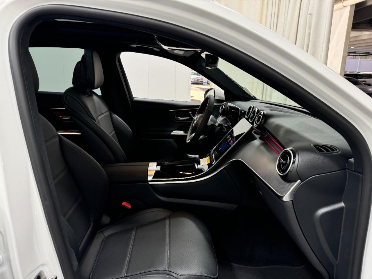 Mercedes-Benz GLC Vehicle Full-screen Gallery Image 16