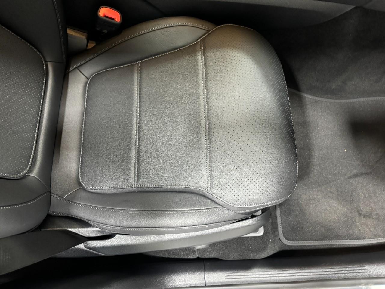 Mercedes-Benz GLC Vehicle Full-screen Gallery Image 17