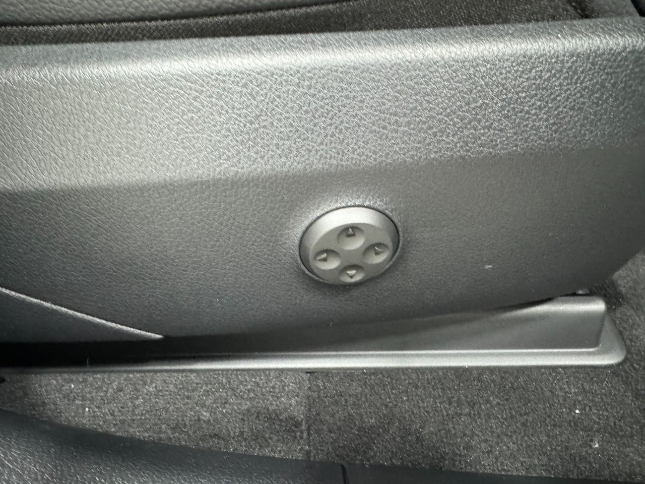 Mercedes-Benz GLC Vehicle Full-screen Gallery Image 18