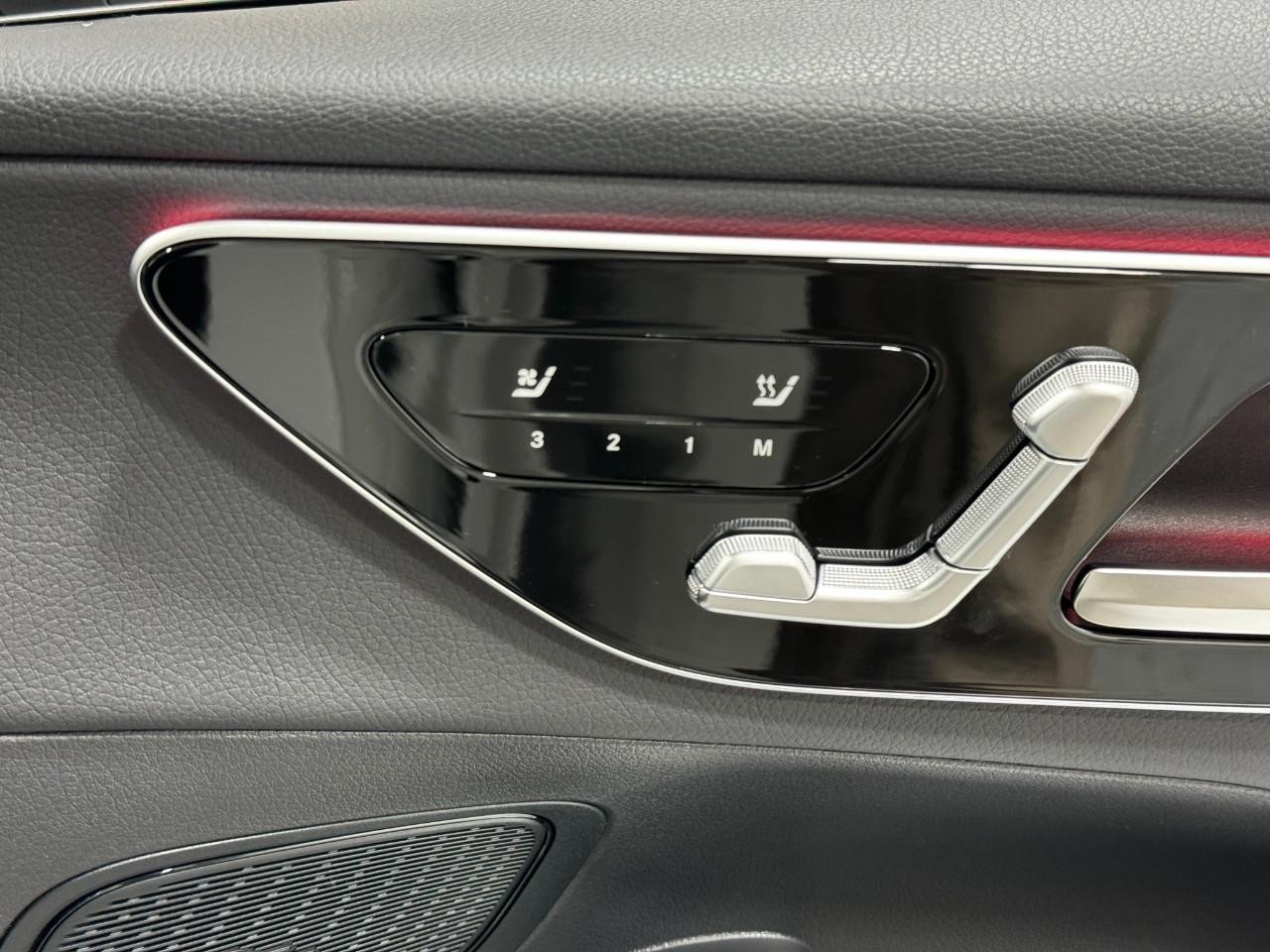 Mercedes-Benz GLC Vehicle Full-screen Gallery Image 19