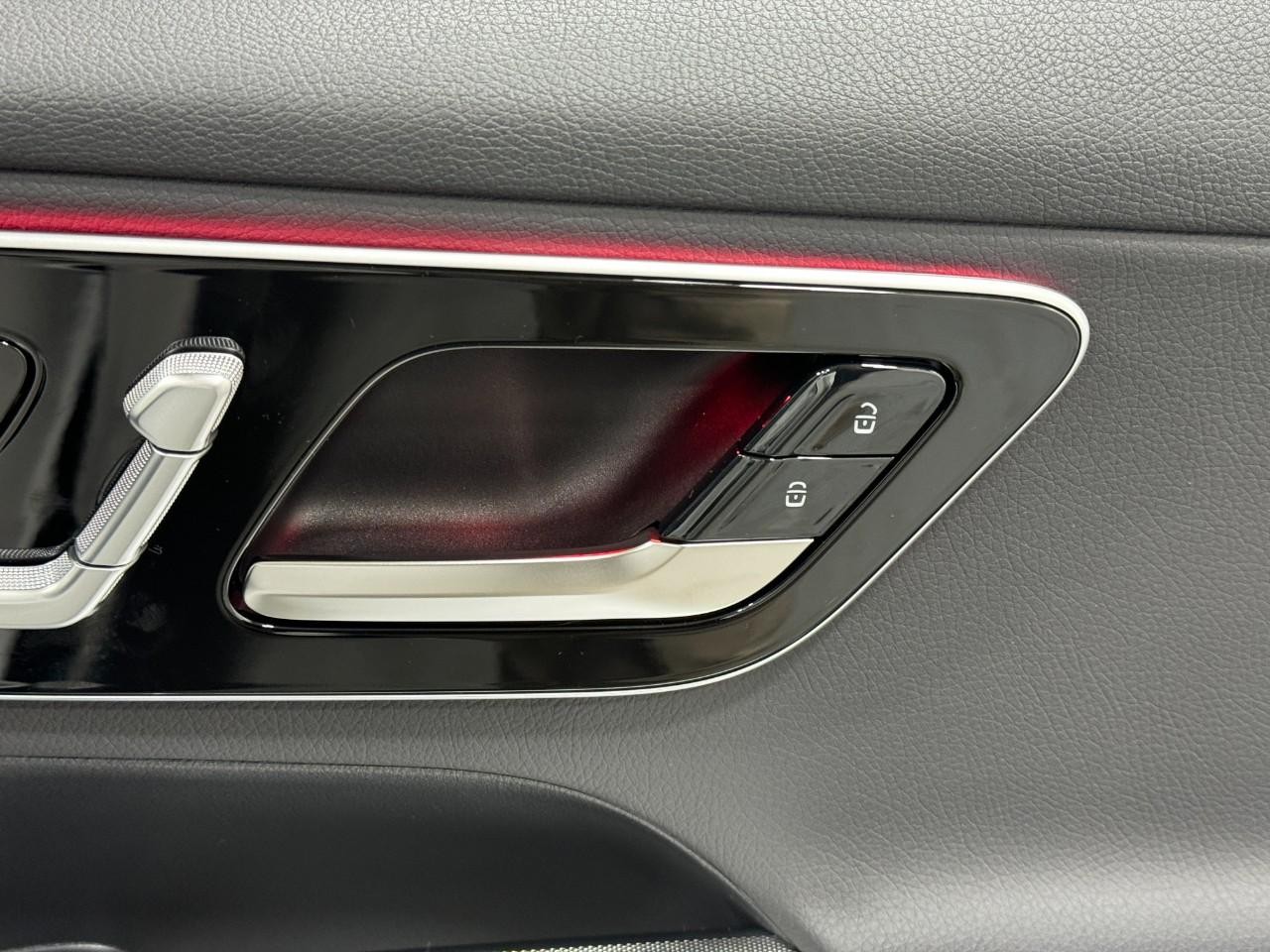 Mercedes-Benz GLC Vehicle Full-screen Gallery Image 20