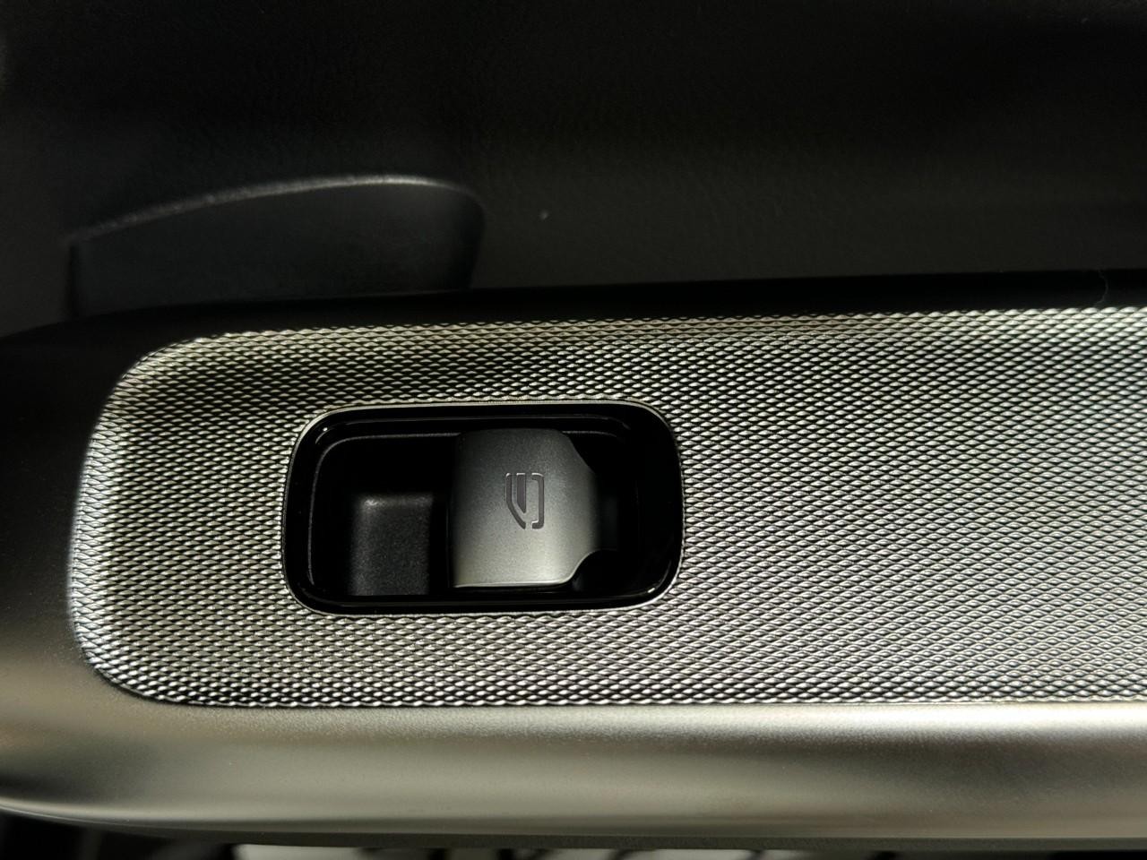 Mercedes-Benz GLC Vehicle Full-screen Gallery Image 21