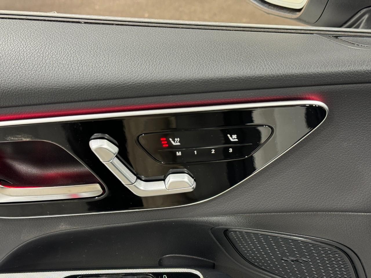 Mercedes-Benz GLC Vehicle Full-screen Gallery Image 22