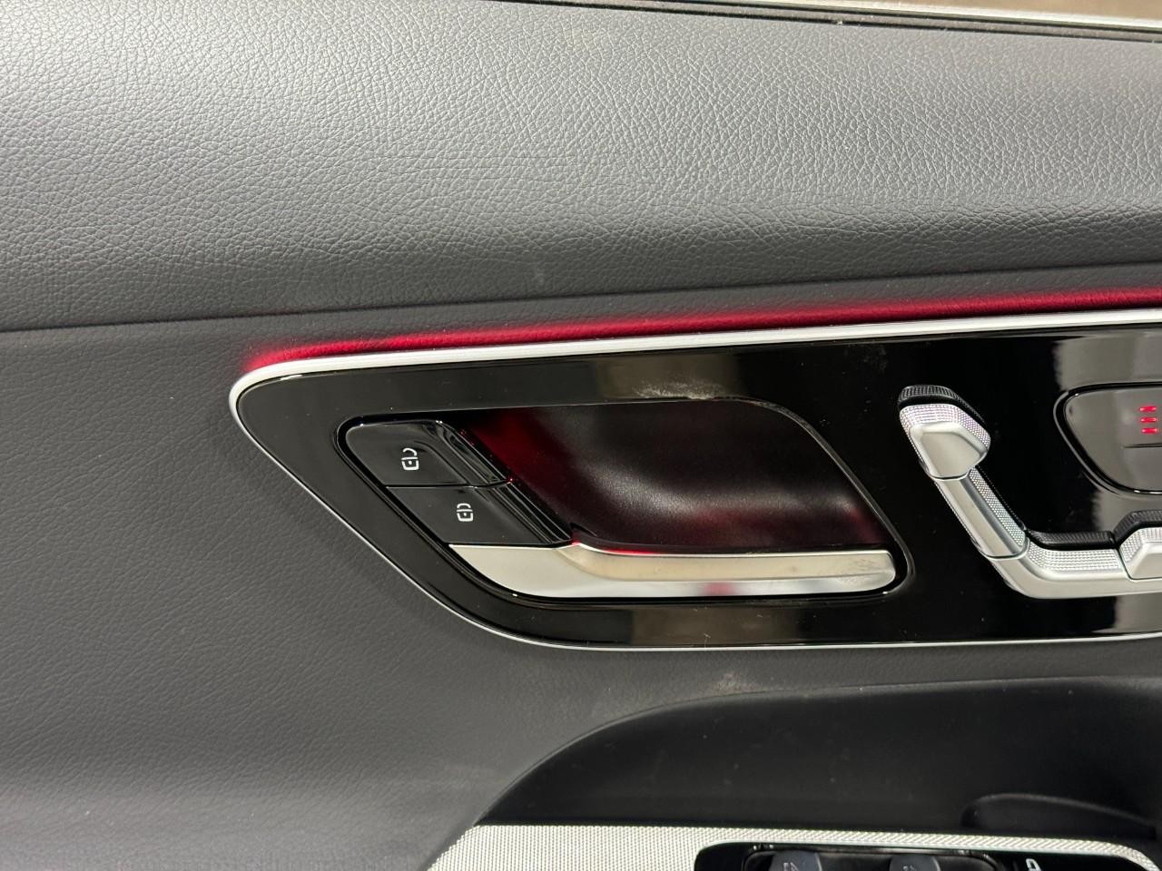 Mercedes-Benz GLC Vehicle Full-screen Gallery Image 23