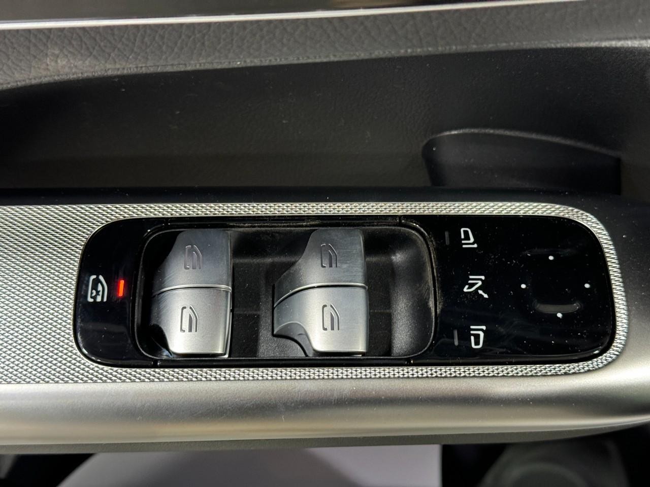 Mercedes-Benz GLC Vehicle Full-screen Gallery Image 24