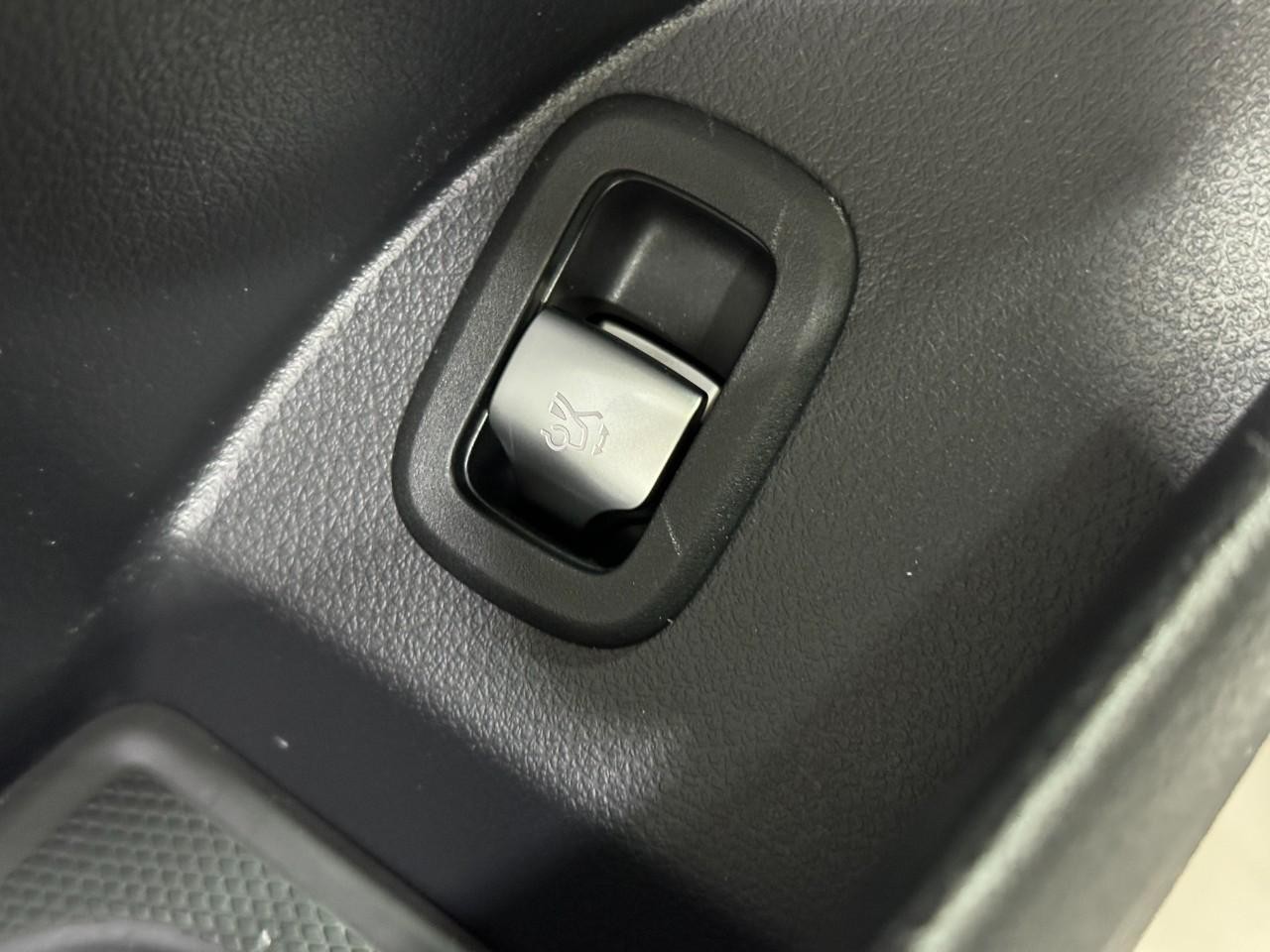 Mercedes-Benz GLC Vehicle Full-screen Gallery Image 25