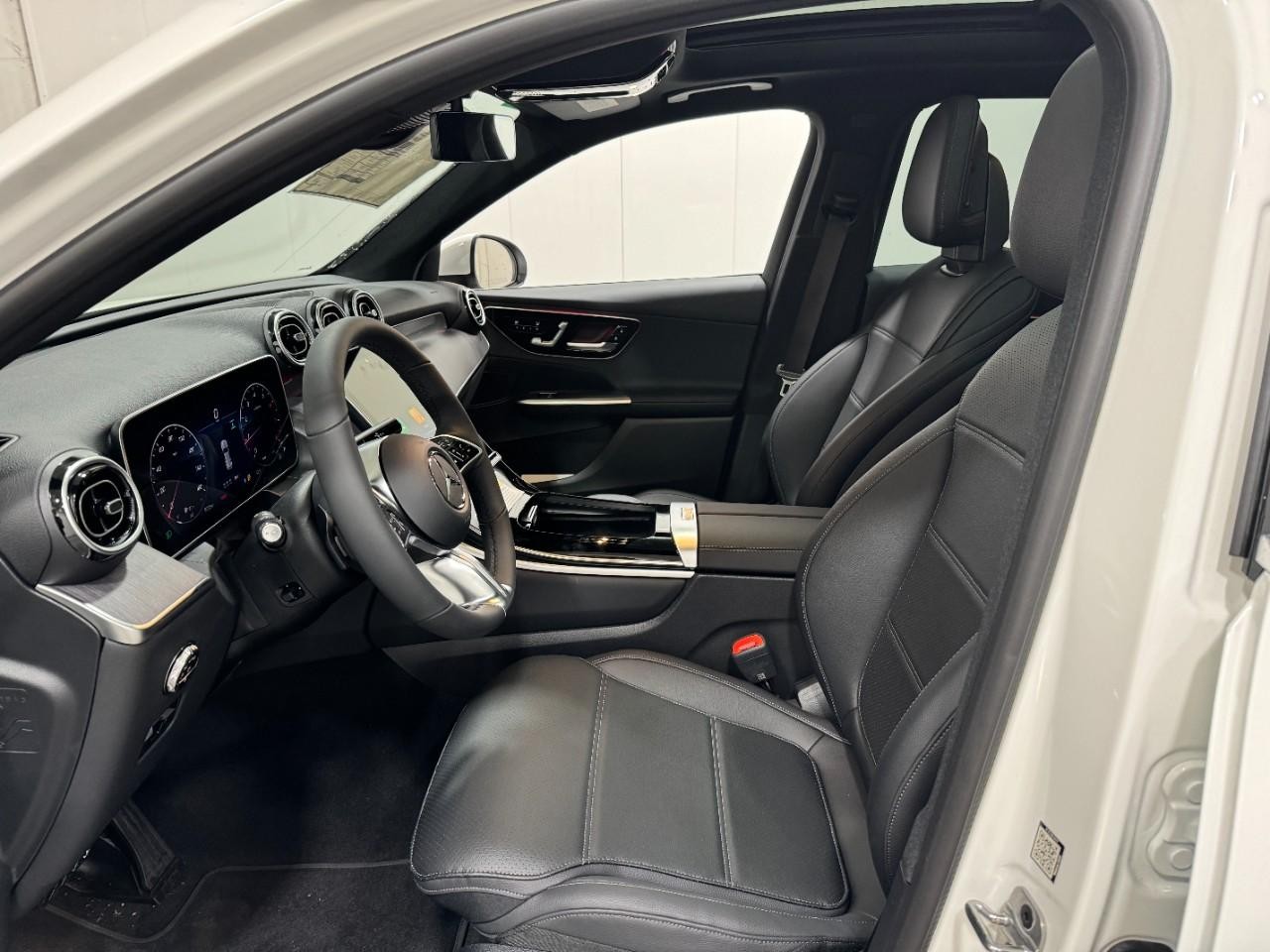 Mercedes-Benz GLC Vehicle Full-screen Gallery Image 26