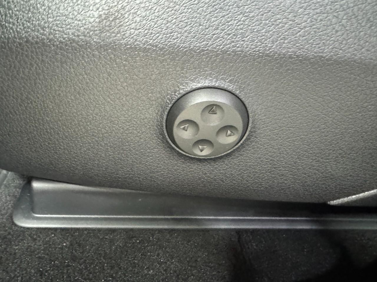 Mercedes-Benz GLC Vehicle Full-screen Gallery Image 28