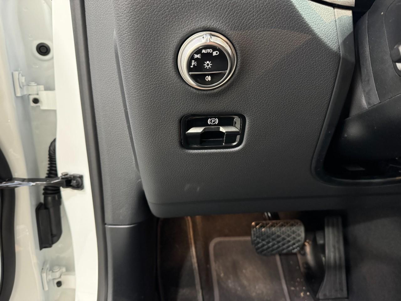 Mercedes-Benz GLC Vehicle Full-screen Gallery Image 29