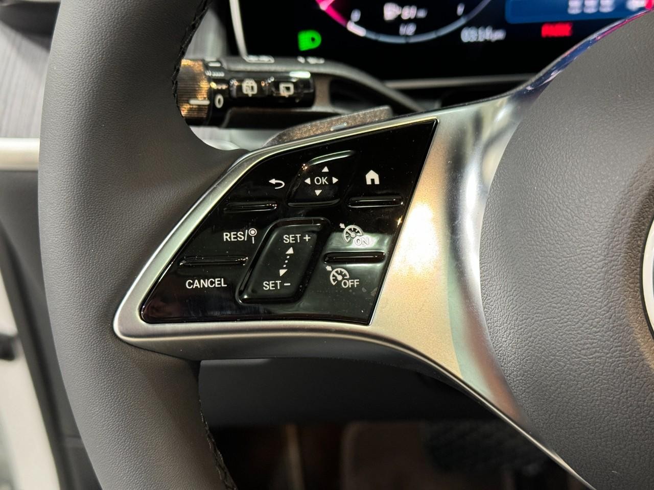 Mercedes-Benz GLC Vehicle Full-screen Gallery Image 30