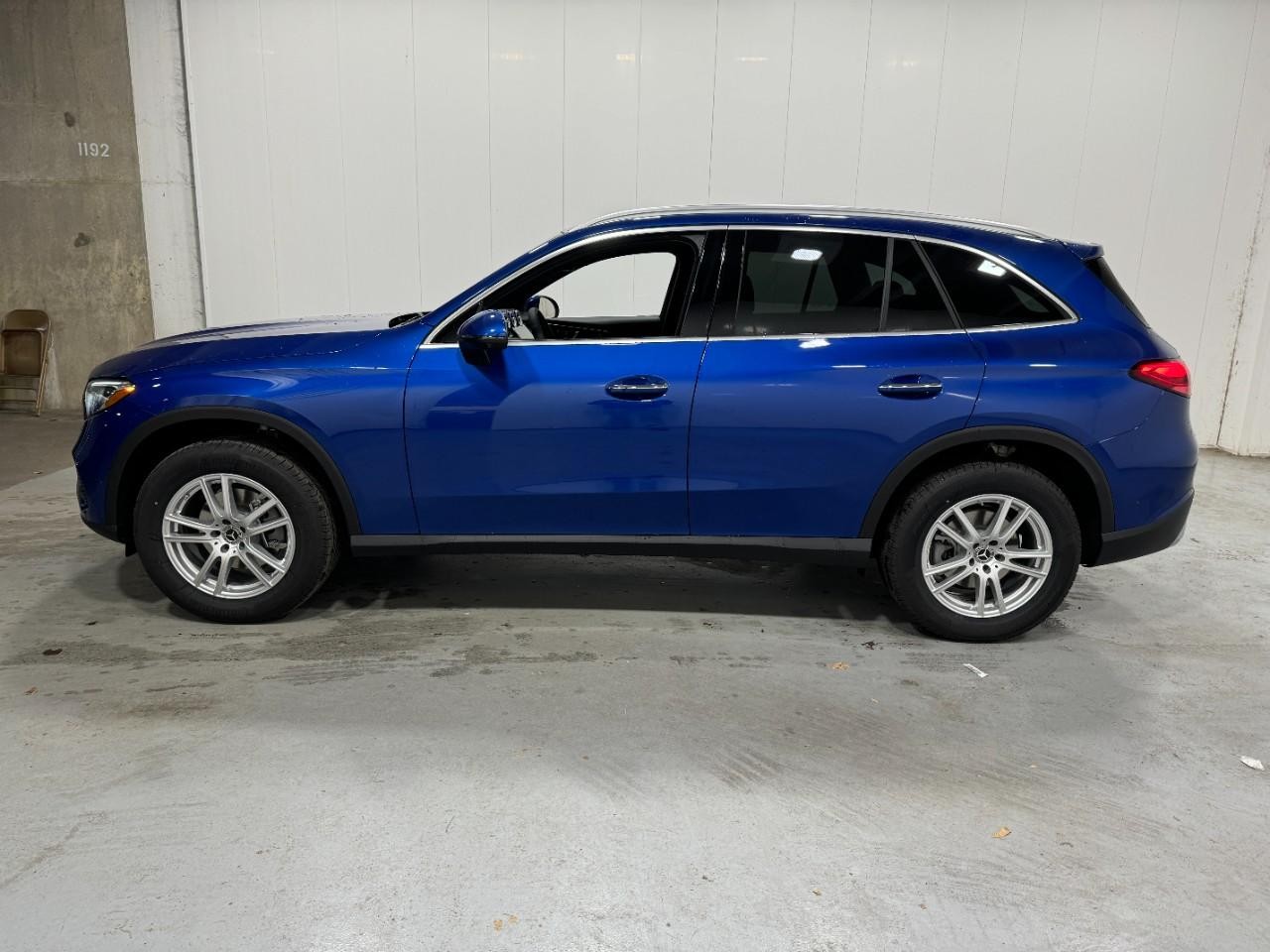 Mercedes-Benz GLC Vehicle Full-screen Gallery Image 2