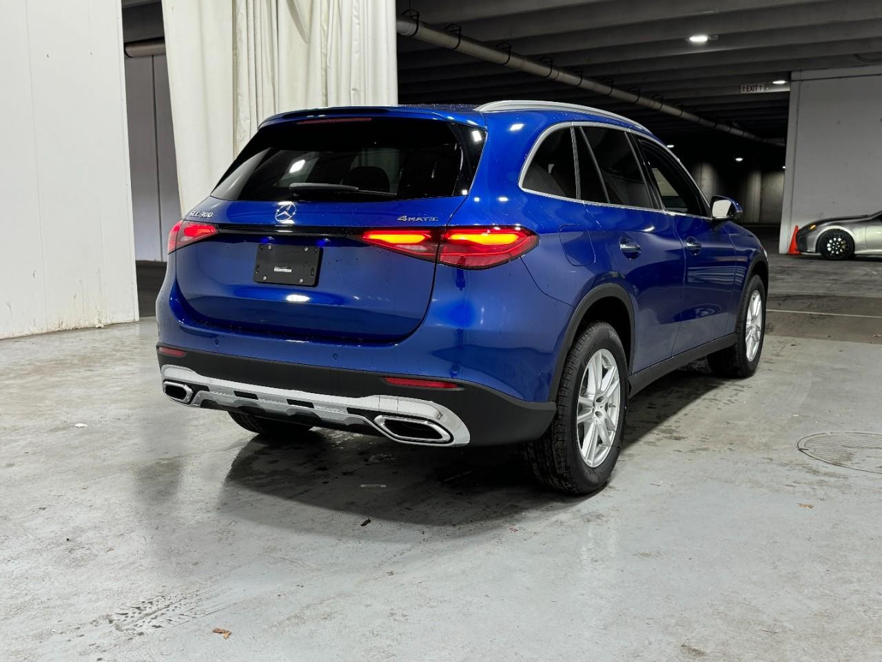 Mercedes-Benz GLC Vehicle Full-screen Gallery Image 4