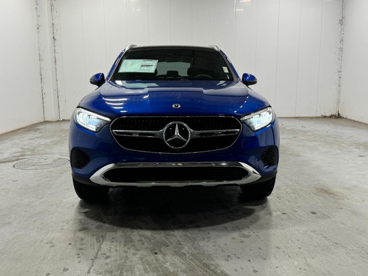 Mercedes-Benz GLC Vehicle Full-screen Gallery Image 7