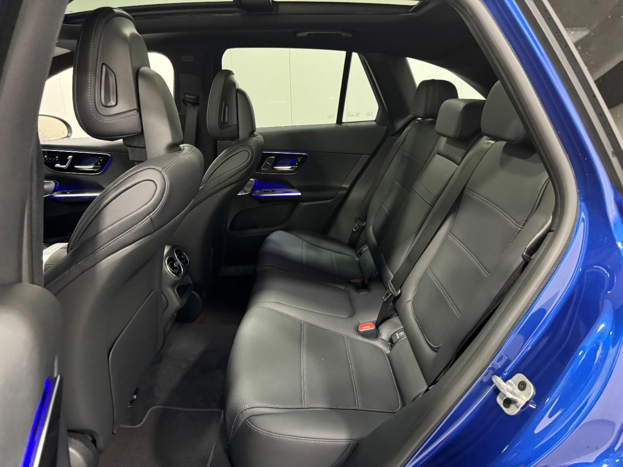 Mercedes-Benz GLC Vehicle Full-screen Gallery Image 8