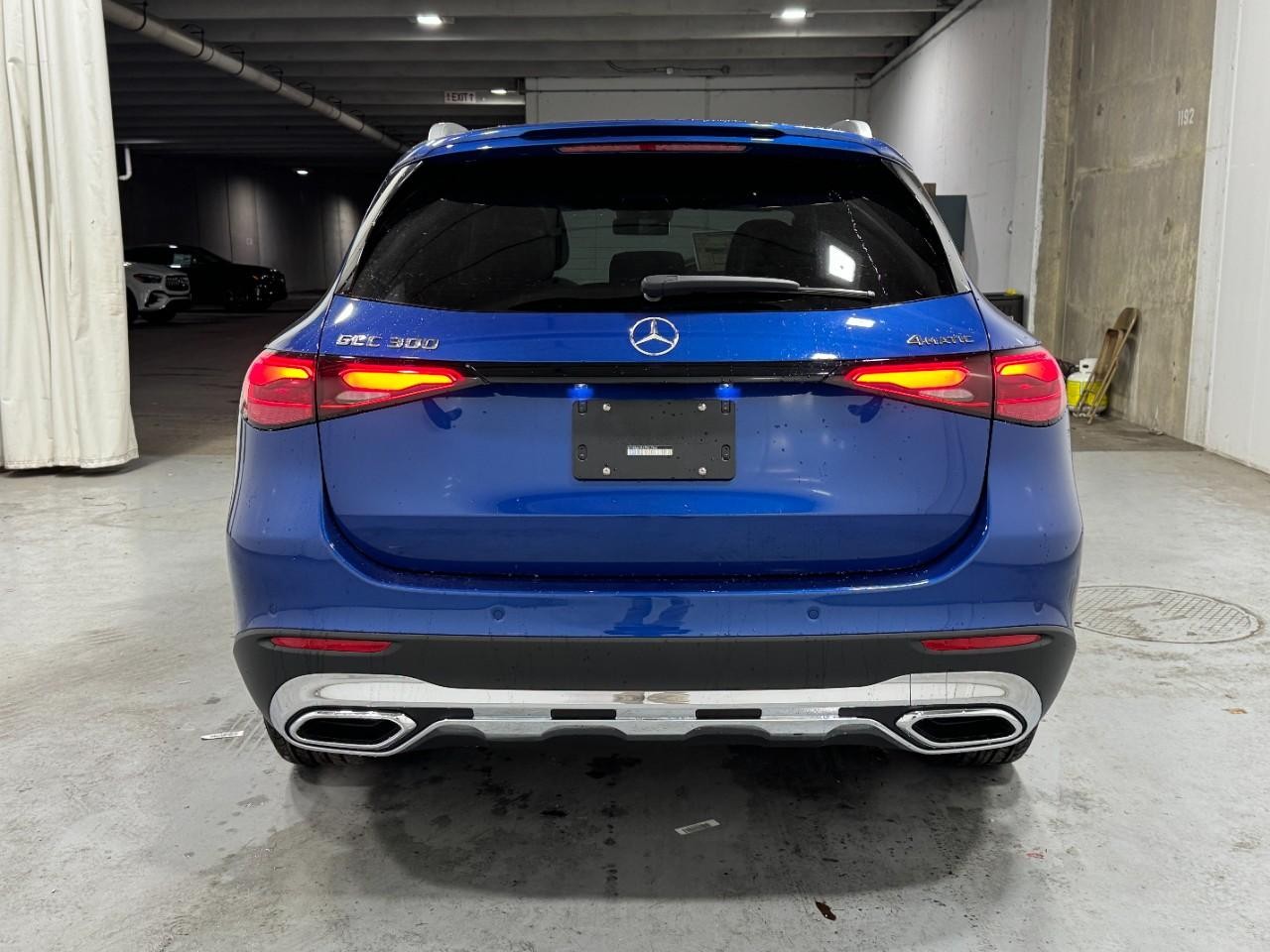 Mercedes-Benz GLC Vehicle Full-screen Gallery Image 9