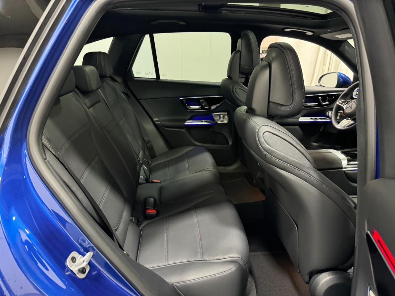 Mercedes-Benz GLC Vehicle Full-screen Gallery Image 10