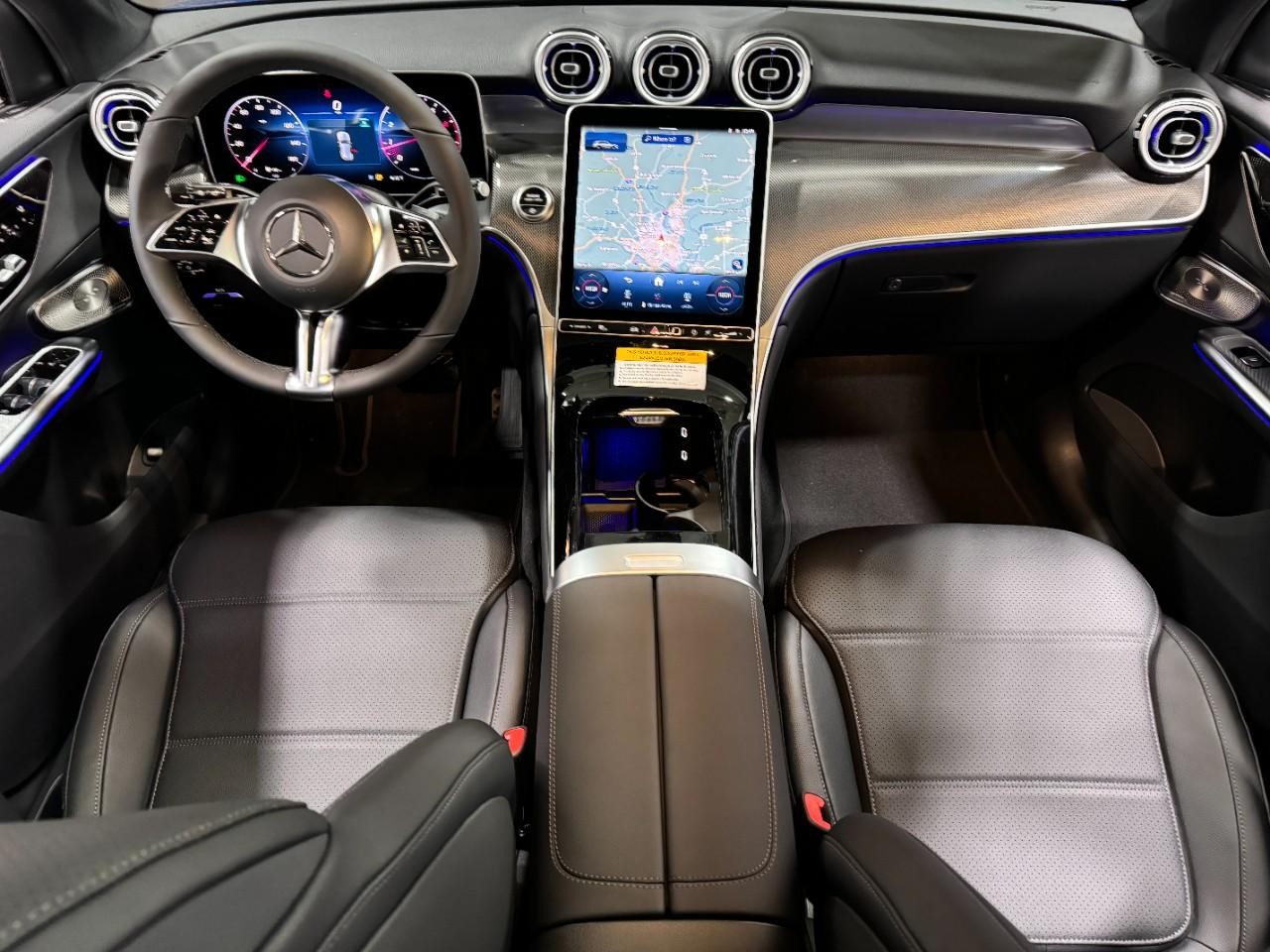 Mercedes-Benz GLC Vehicle Full-screen Gallery Image 12