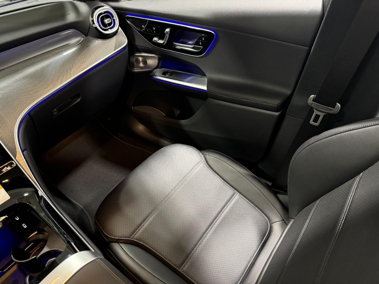 Mercedes-Benz GLC Vehicle Full-screen Gallery Image 15