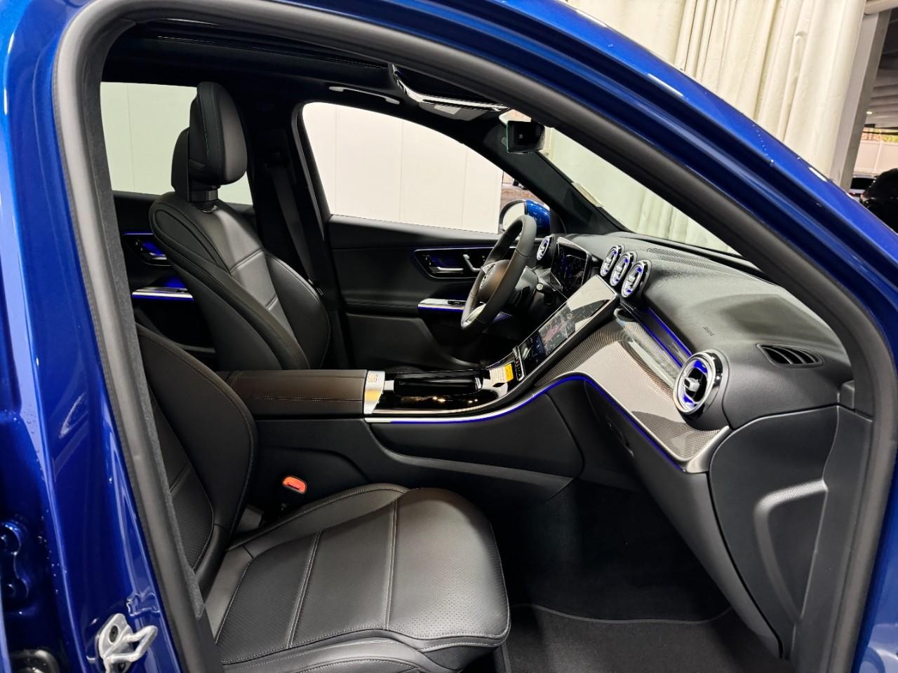 Mercedes-Benz GLC Vehicle Full-screen Gallery Image 16