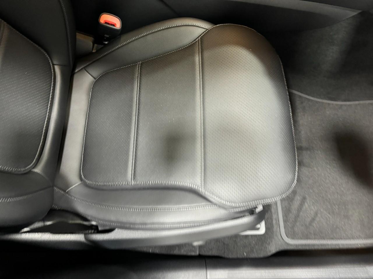 Mercedes-Benz GLC Vehicle Full-screen Gallery Image 17