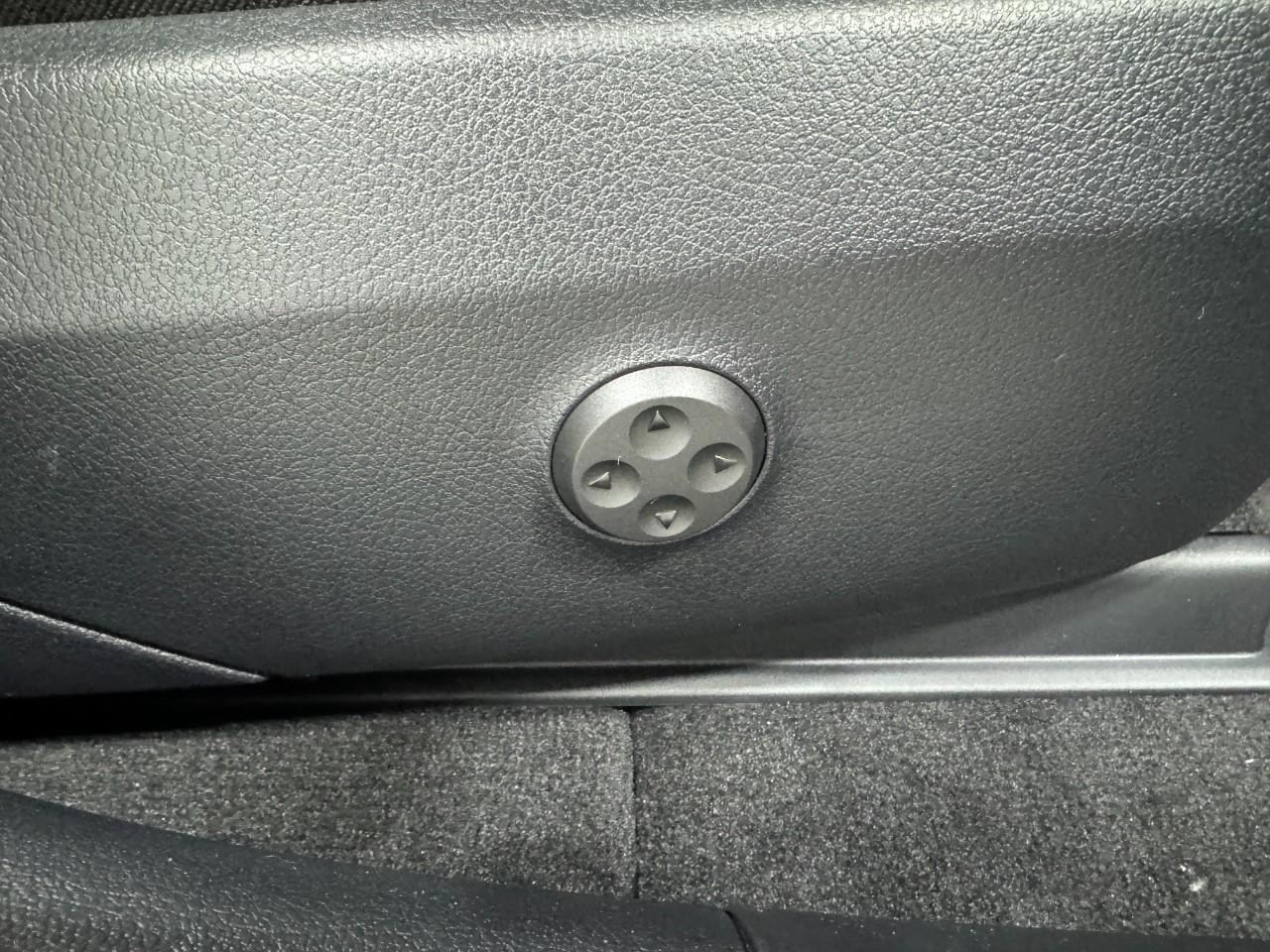 Mercedes-Benz GLC Vehicle Full-screen Gallery Image 18