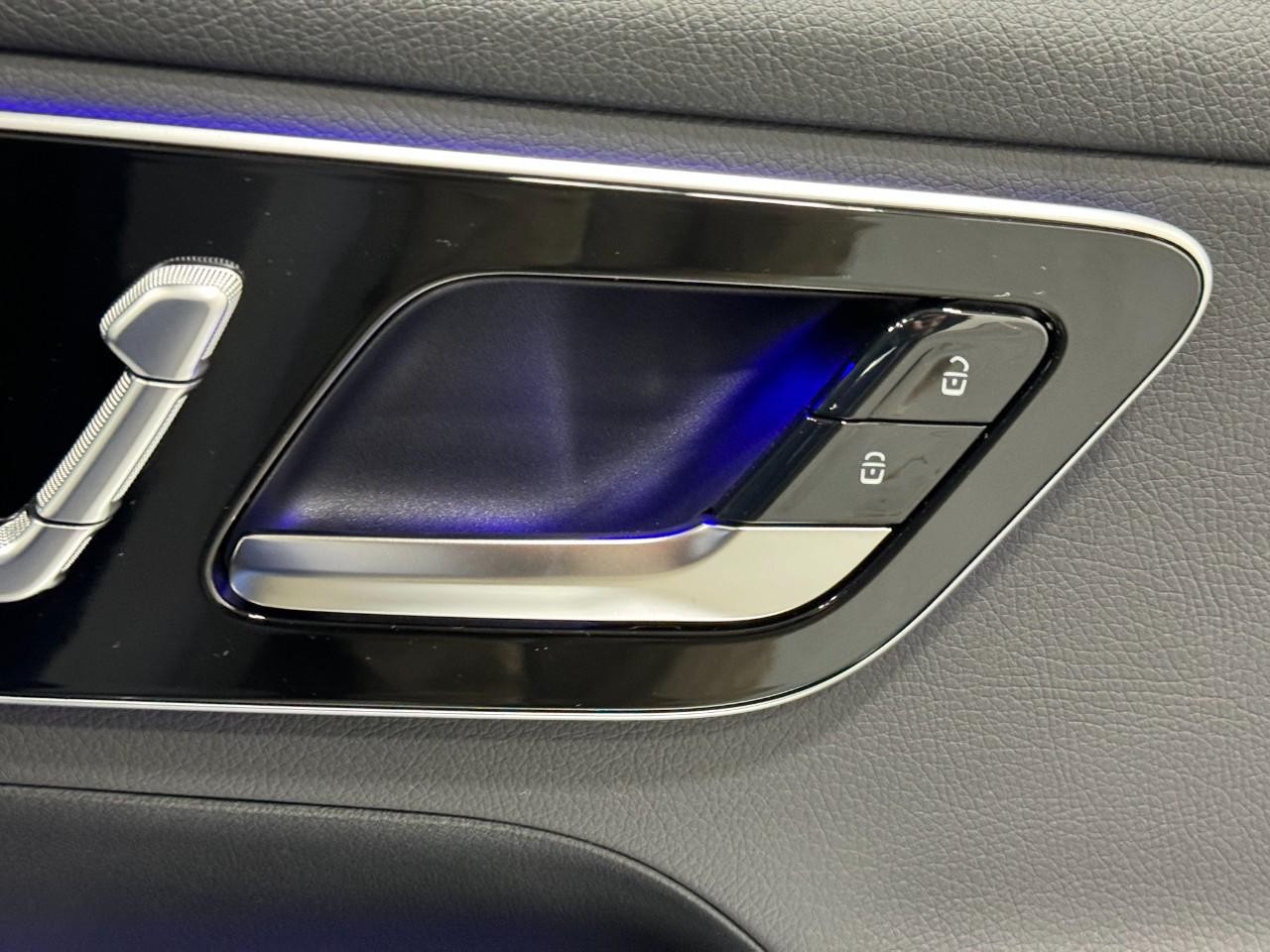 Mercedes-Benz GLC Vehicle Full-screen Gallery Image 20