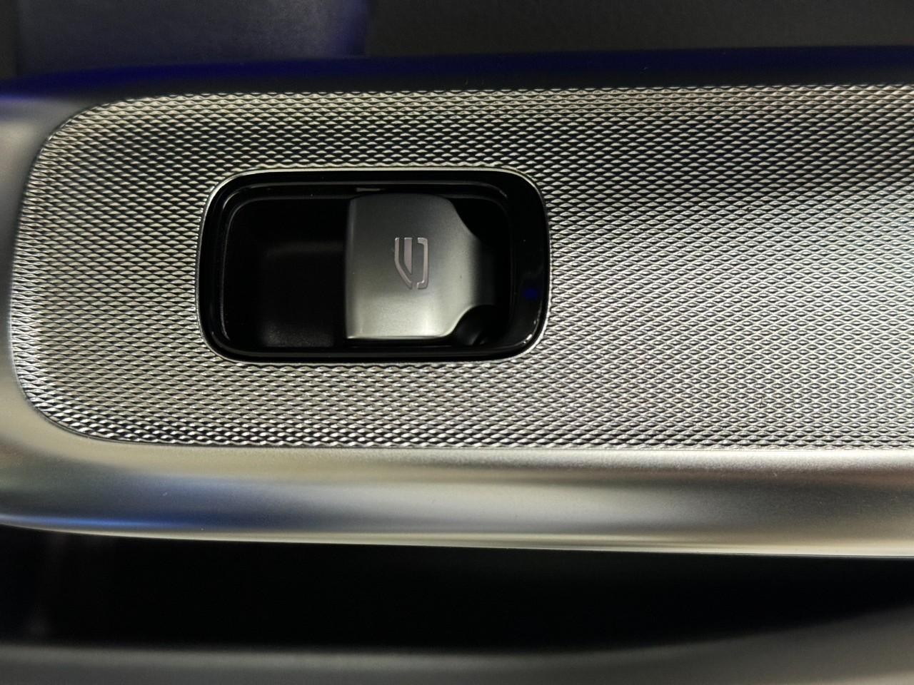 Mercedes-Benz GLC Vehicle Full-screen Gallery Image 21