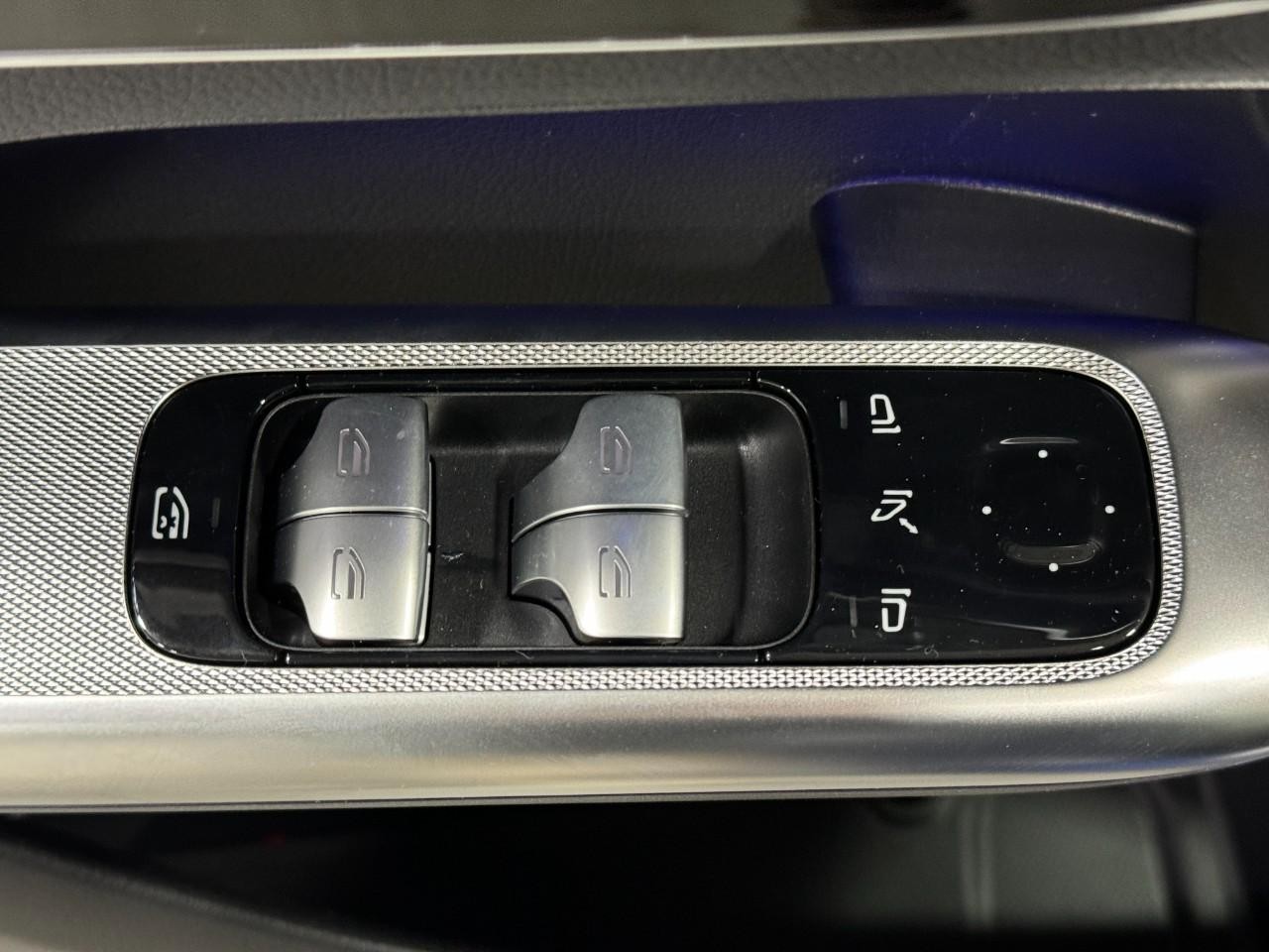 Mercedes-Benz GLC Vehicle Full-screen Gallery Image 24