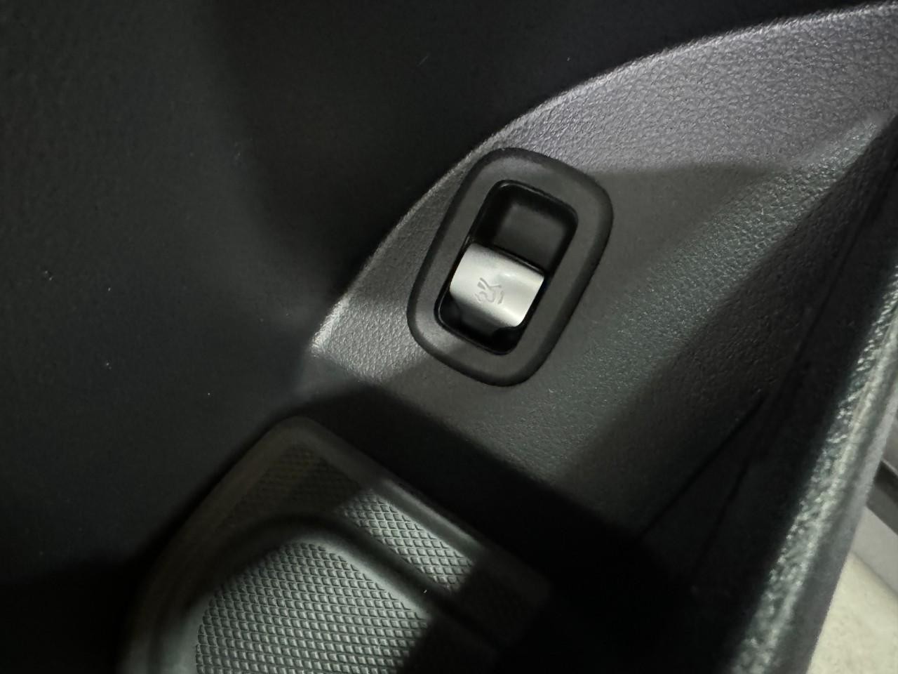 Mercedes-Benz GLC Vehicle Full-screen Gallery Image 26