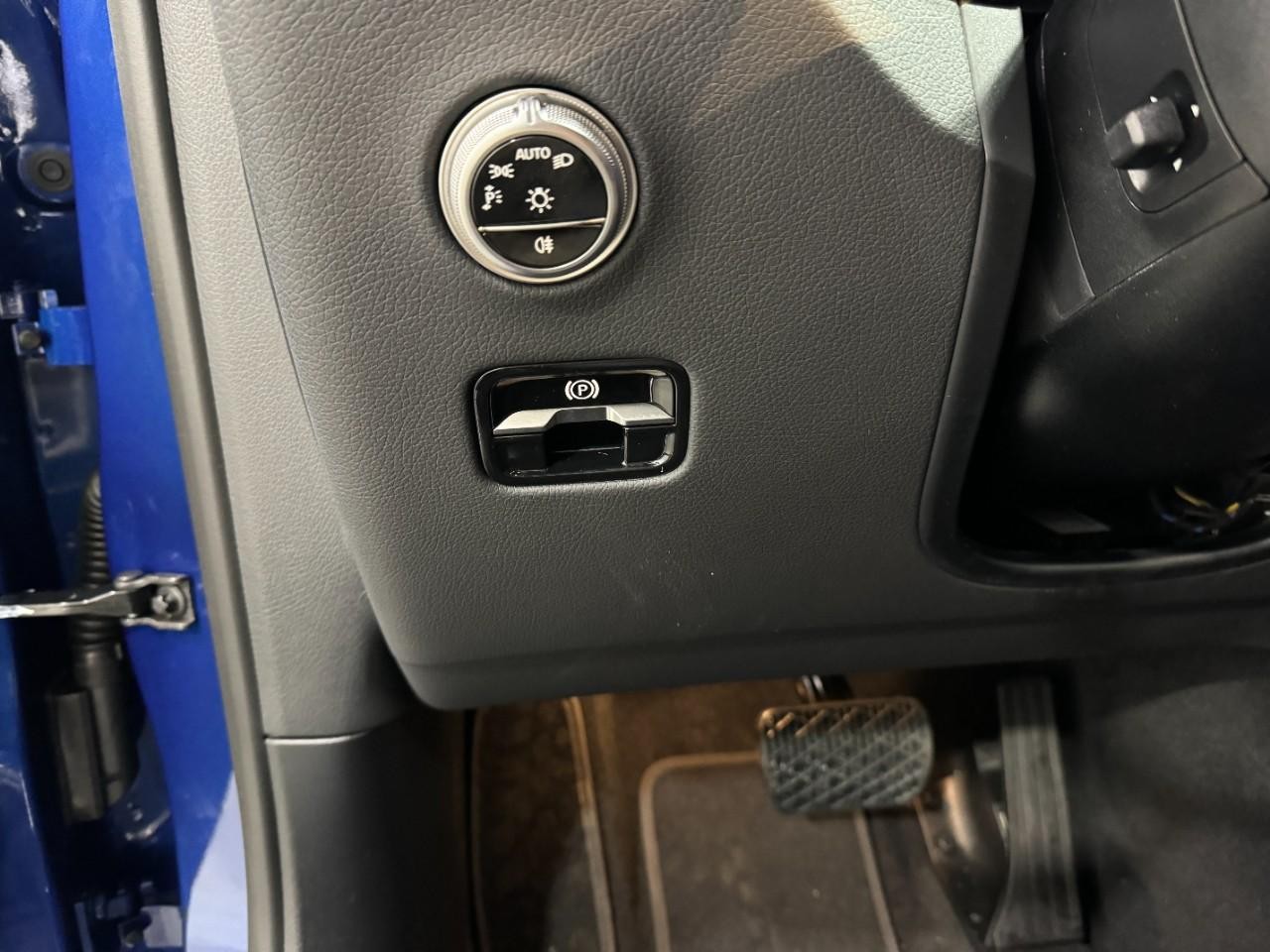 Mercedes-Benz GLC Vehicle Full-screen Gallery Image 29