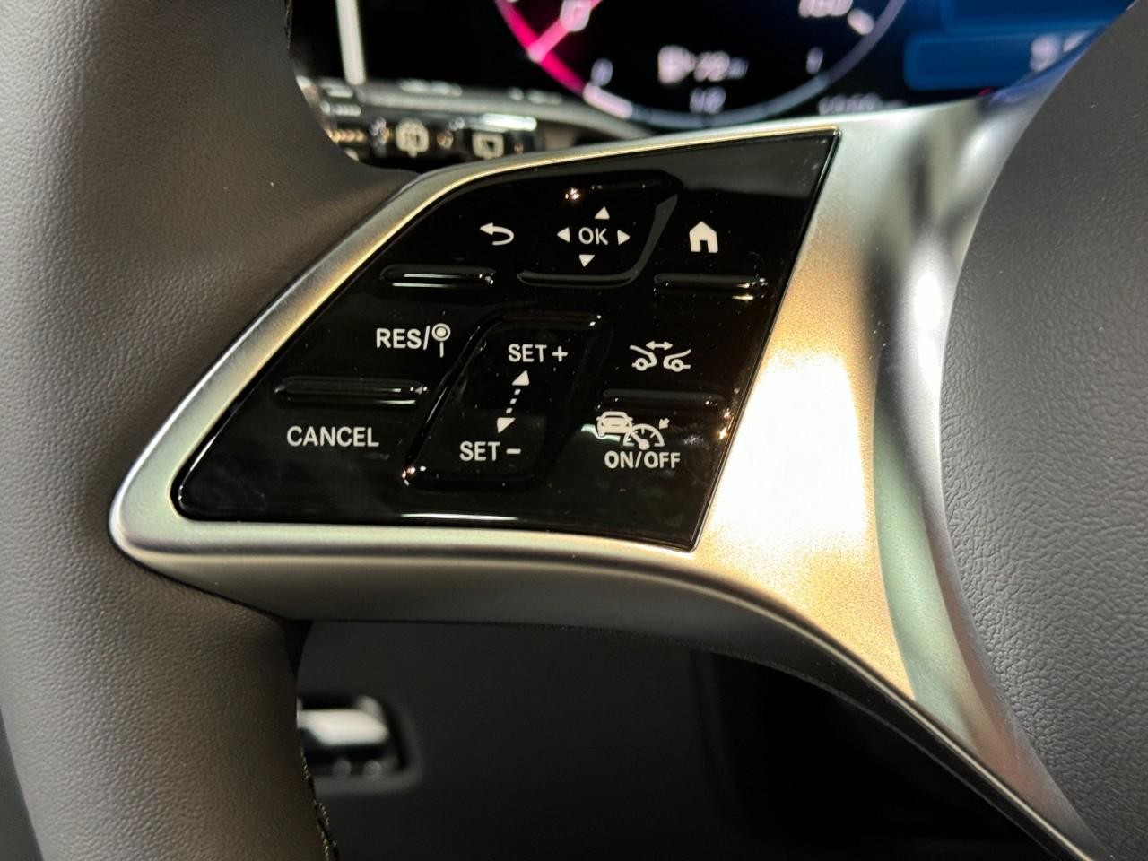 Mercedes-Benz GLC Vehicle Full-screen Gallery Image 30