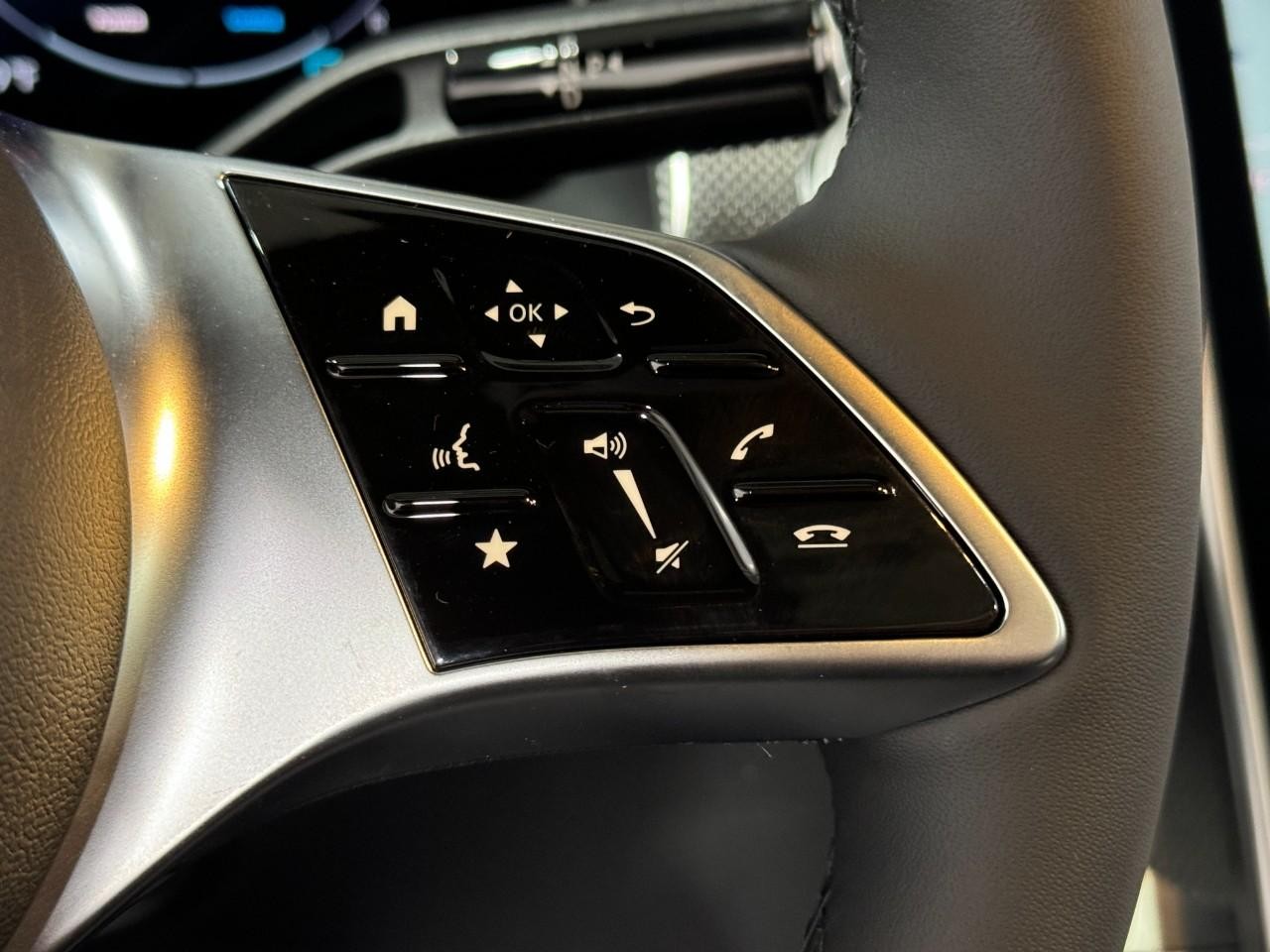 Mercedes-Benz GLC Vehicle Full-screen Gallery Image 31