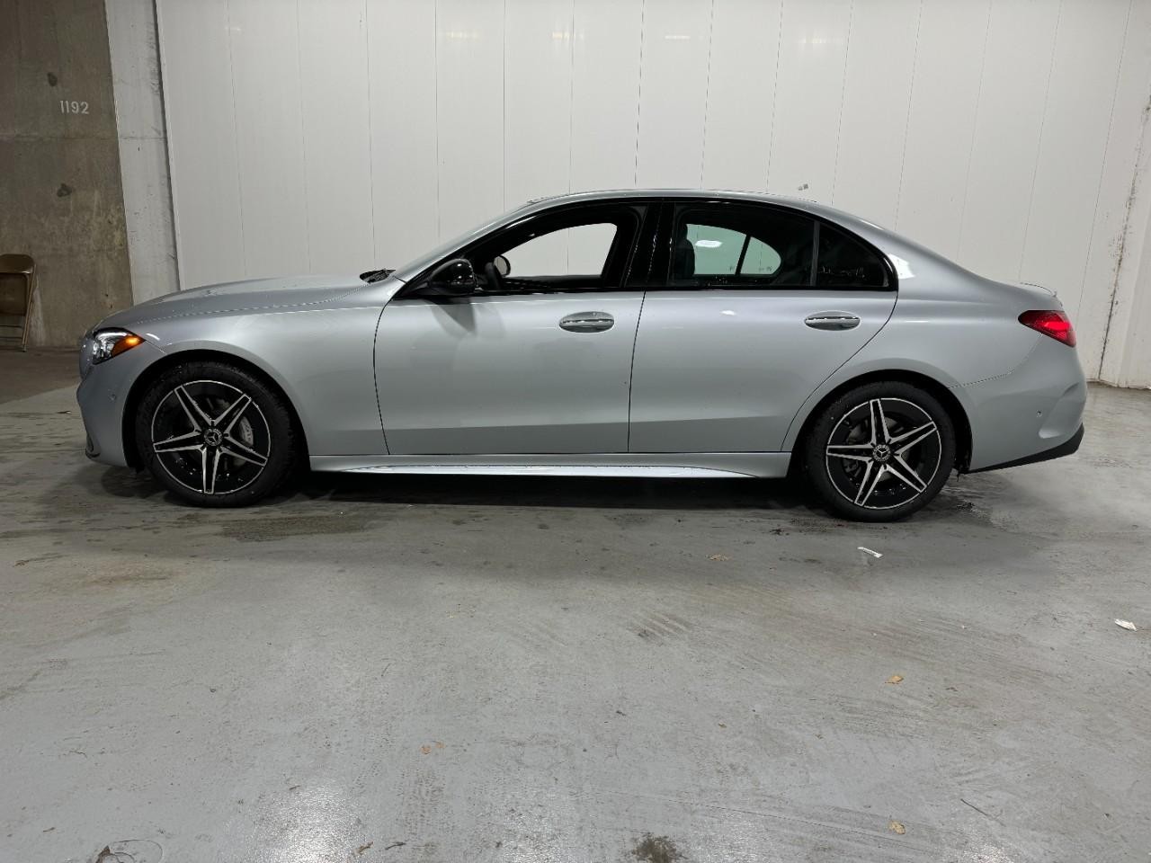 Mercedes-Benz C-Class Vehicle Full-screen Gallery Image 2