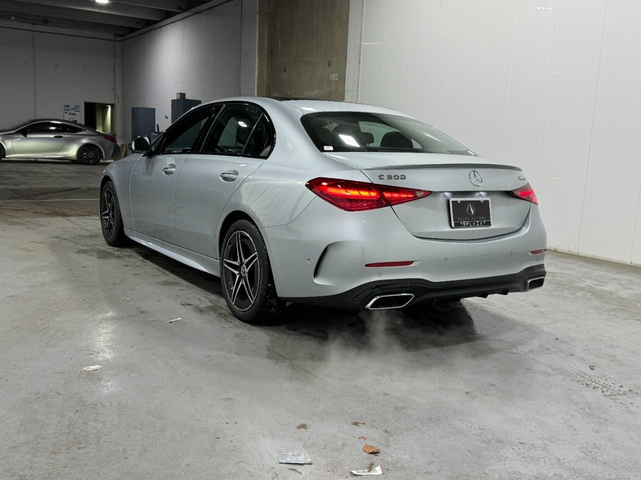 Mercedes-Benz C-Class Vehicle Full-screen Gallery Image 3